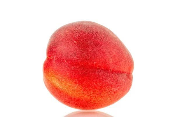 Eine Reife Rote Aprikose Nahaufnahme Isoliert Auf Weißem Hintergrund — Stockfoto