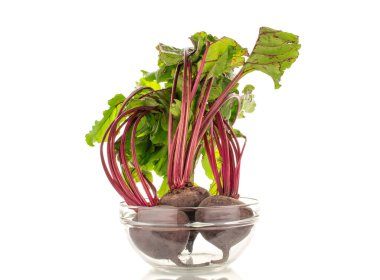 Cam bir tabakta üç tatlı kırmızı pancar, yakın plan, beyaz arka plan.