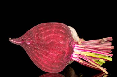 Kırmızı pancarın yarısı, yakın plan, siyah arka planda izole edilmiş..