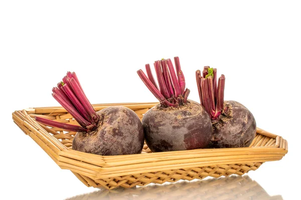 Three Sweet Red Beets Straw Plate Close White Background — Zdjęcie stockowe