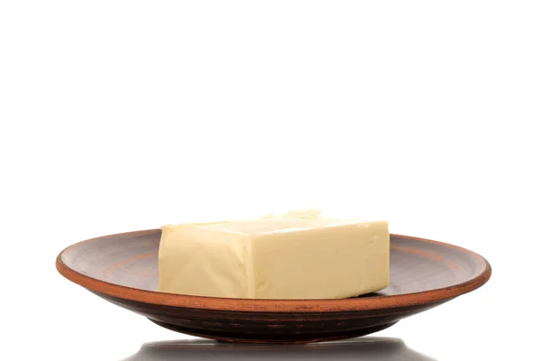 陶瓷盘上的一片美味的黄油 白色背景隔离 — 图库照片