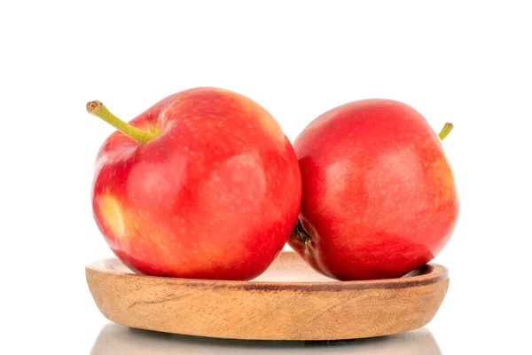 Tahta Tabağı Olan Iki Olgun Kırmızı Elma Beyaz Bir Arka — Stok fotoğraf