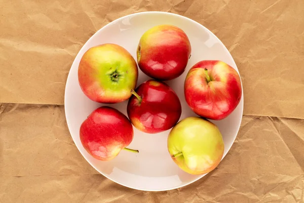 Several Juicy Red Apples Ceramic Plate Craft Paper Macro Top — Stock Photo, Image