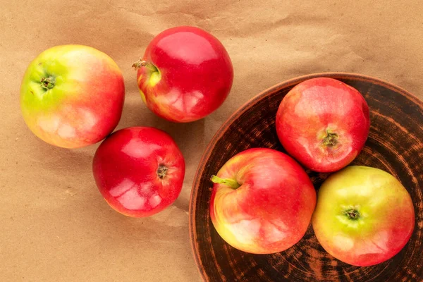 Several Juicy Red Apples Ceramic Plate Craft Paper Macro Top — стоковое фото