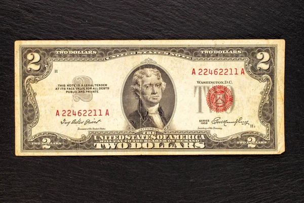 Bir 1953 Amerikan 2 dolarlık banknot bir taş üzerinde, yakın plan, üst manzara..