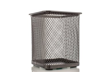 Kalemler için bir ofis konteynırı, yakın plan, beyaz arka planda izole edilmiş..