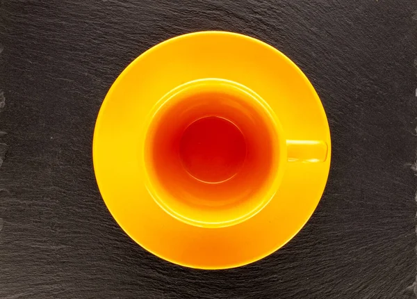 Одна Жовта Керамічна Чашка Блюдце Сланцевому Камені Крупним Планом Вид — стокове фото