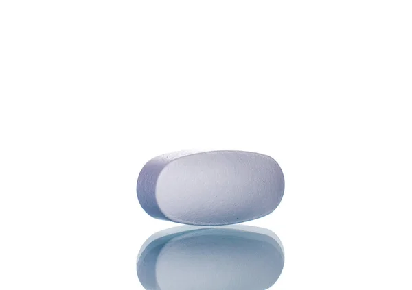 Eine Medizinische Tablette Makro Isoliert Auf Weißem Hintergrund — Stockfoto