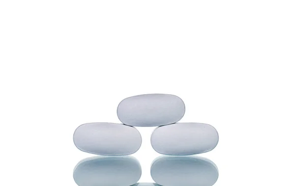 Drei Medizinische Tabletten Makro Isoliert Auf Weißem Hintergrund — Stockfoto