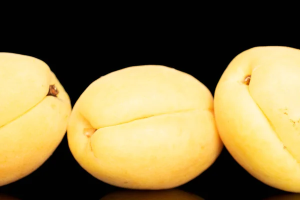 Τρία Λαμπερά Κίτρινα Ζουμερά Βερίκοκα Ανανά Μαύρο Φόντο — Φωτογραφία Αρχείου