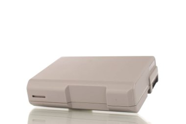 Kamera için bir pil, yakın plan, beyaz arka planda izole edilmiş..