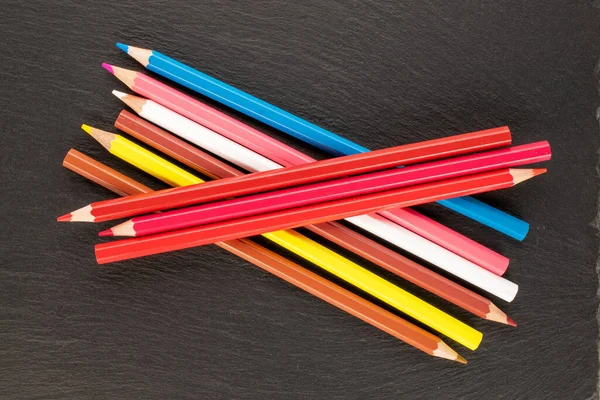 Mehrere Buntstifte Auf Schiefersteinen Nahaufnahme Draufsicht — Stockfoto