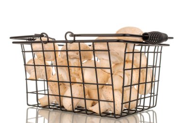 Sepette birkaç taze mantar, yakın plan, beyaz arka planda izole edilmiş..