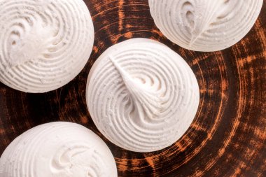 Bir tabak kil üzerinde birkaç tatlı marşmelov, üst manzara..