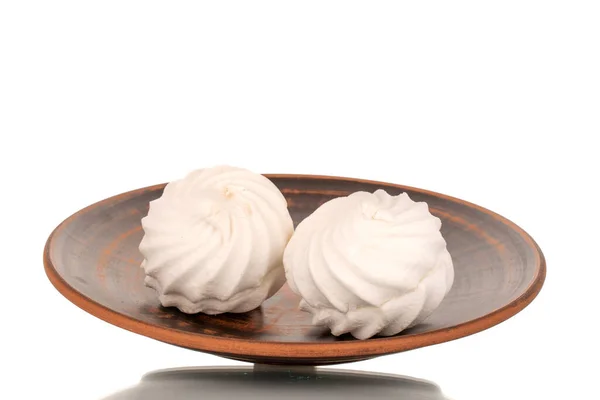 Zwei Süße Weiße Marshmallows Auf Steingut Makro Isoliert Auf Weißem — Stockfoto