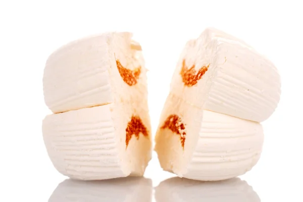 Marshmallow Doce Branco Cortado Meio Macro Isolado Fundo Branco — Fotografia de Stock