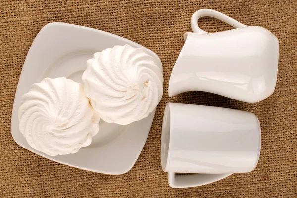 Dois Marshmallows Brancos Doces Pires Cerâmico Com Copo Jarro Leite — Fotografia de Stock