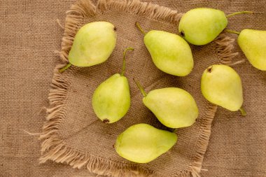 Jüt kumaş üzerinde birkaç tatlı armut, makro, üst manzara..