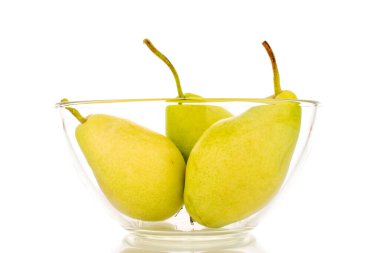 Cam bir kasede üç sulu yeşil armut, makro, beyaz arka planda izole edilmiş..