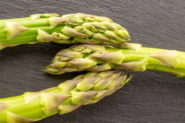 Trois Tiges Asperges Biologiques Mûres Sur Une Planche Ardoise Gros — Photo