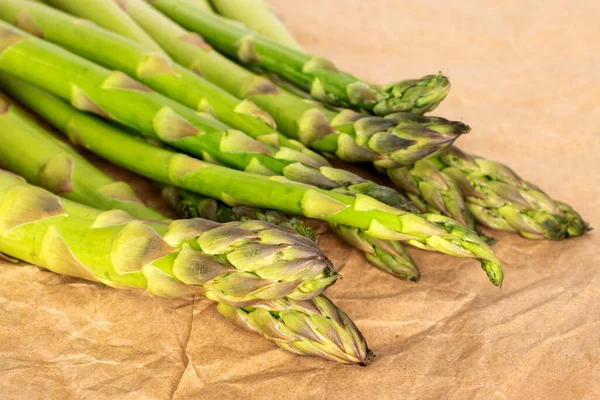 Plusieurs Tiges Asperges Biologiques Mûres Sur Papier Artisanal Gros Plan — Photo