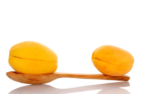 Zwei Saftige Ananas Aprikosen Mit Einem Kochlöffel Nahaufnahme Isoliert Auf — Stockfoto