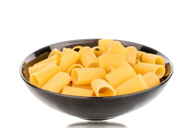 Siyah seramik tabakta birkaç çiğ sarı cannelloni, makro, beyaz arka planda izole edilmiş..
