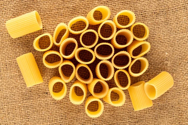 Several Raw Yellow Cannelloni Jute Cloth Macro Top View — Stock Photo, Image