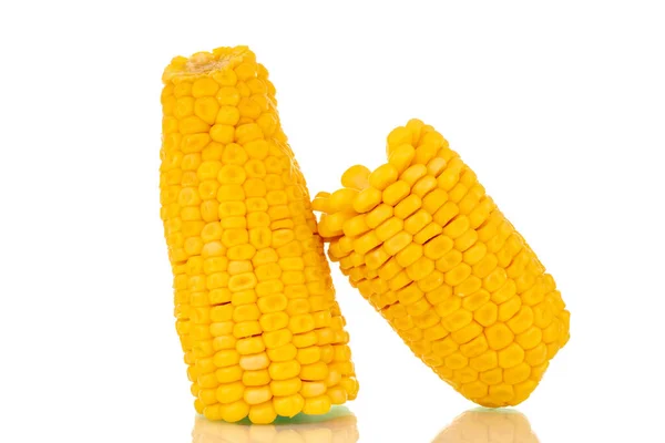 Dwie Pachnące Gotowane Kukurydzy Makro Izolowane Białym Tle — Zdjęcie stockowe