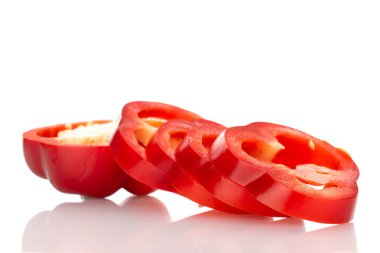 Kırmızı dolma biber dilimlere ayrılmış, yakın plan, beyaz üzerine izole edilmiş..