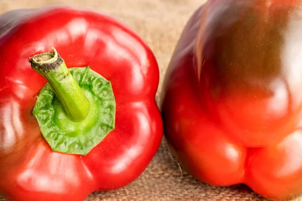 Two Juicy Ripe Bell Peppers Close Sacking — Stock Photo, Image