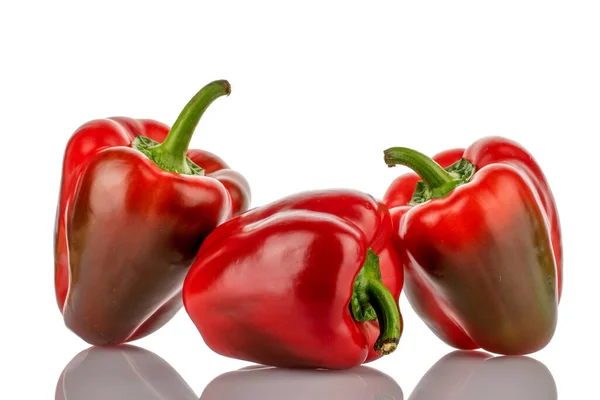 Drei Rote Bio Paprika Großaufnahme Auf Einem Holztisch — Stockfoto