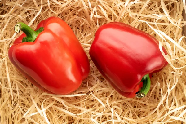 Zwei Rote Paprika Nahaufnahme Holzspänen Ansicht Von Oben — Stockfoto