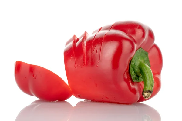 Rote Paprika Scheiben Geschnitten Nahaufnahme Isoliert Auf Weiß — Stockfoto