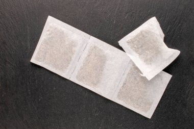 Birkaç torba aromatik çay, kayrak taşı, makro, üst manzara..