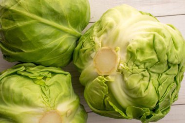 İki taze, sulu organik lahana, yakın plan, boyalı ahşap bir masa, üst manzara..