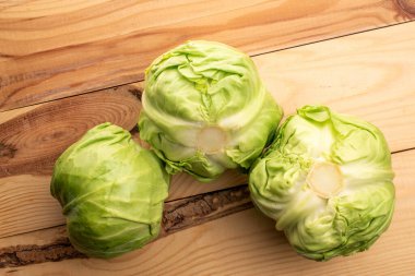 İki taze, sulu organik lahana, yakın plan, boyalı ahşap bir masa, üst manzara..