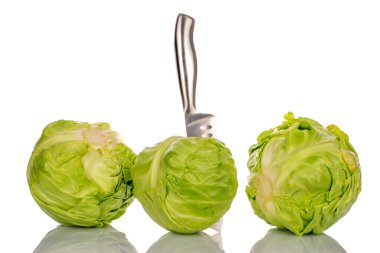 Üç taze lahana jüt peçetede, makro, beyaz arka planda izole edilmiş..