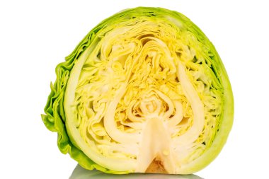 Beyaz arka planda izole edilmiş taze beyaz lahana, makro..