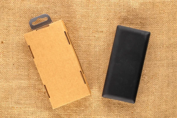 Una Nueva Batería Portátil Negra Con Embalaje Papel Tela Yute — Foto de Stock