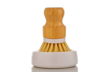 Beyaz seramik tabakta bir tabak fırçası, makro, beyaz arkaplanda izole edilmiş..