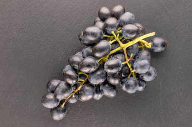 Bir tutam tatlı siyah üzüm, kayrak taşı, makro, üst görünüm.
