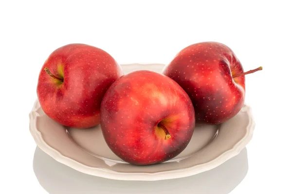 Tres Manzanas Rojas Una Placa Cerámica Blanca Macro Aisladas Sobre — Foto de Stock