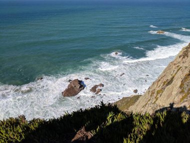 Cape Roca dalgaları kıyıda