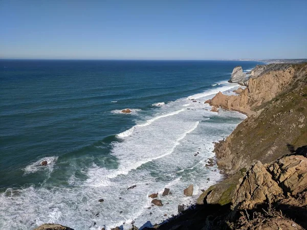 Cape Roca ufuk çizgisi okyanusun üzerinde