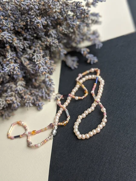 eflatun çiçekli boncuk kolye.