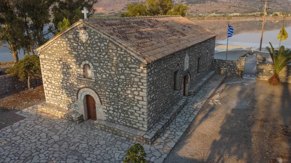 Vista Aérea Drone Igreja Panagia Foinikia Lagoa Mesologgi Aitoloakarnania Greece — Fotografia de Stock