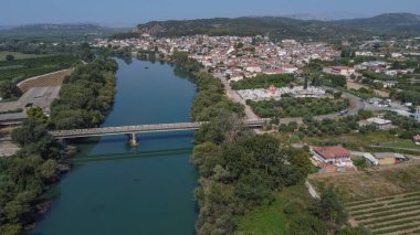 Yunanistan 'ın Aitoloakarnania kentindeki Acheloos nehrinin ve Katochi köyünün insansız hava aracı görüntüsü