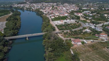 Yunanistan 'ın Aitoloakarnania kentindeki Acheloos nehrinin ve Katochi köyünün insansız hava aracı görüntüsü