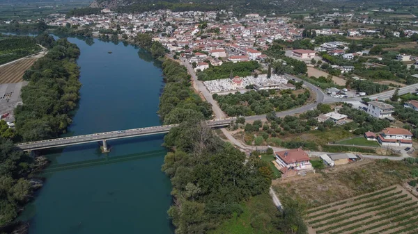 Yunanistan 'ın Aitoloakarnania kentindeki Acheloos nehrinin ve Katochi köyünün insansız hava aracı görüntüsü